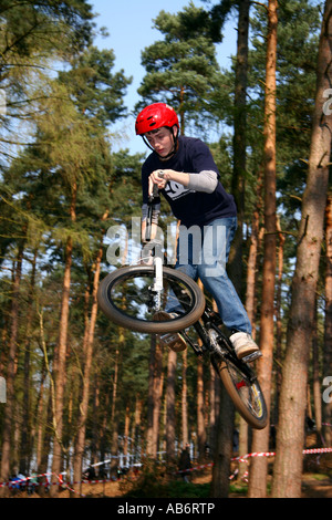 Un cavaliere a salti a Chicksands, Rowney Warren, Bedfordshire. Foto Stock