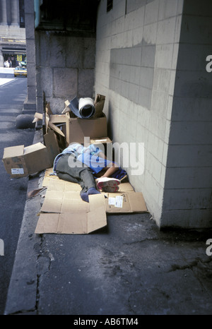 Senzatetto giovane dorme nella città di New York Foto Stock