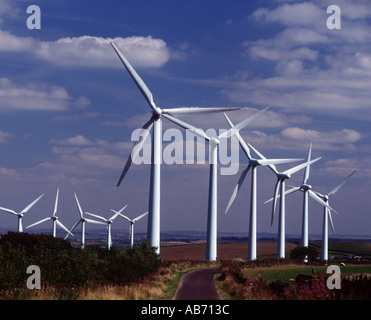 Le turbine eoliche accanto al vicolo del paese ROYD MOOR South Yorkshire England Regno Unito Regno Unito Regno Unito Foto Stock