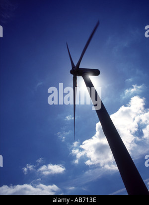 SILHOUETTE DI TURBINA EOLICA contro il sole ROYD MOOR South Yorkshire England Regno Unito Regno Unito Regno Unito Foto Stock