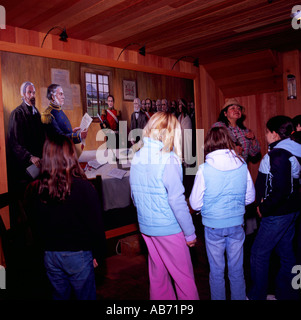 Gli scolari storia di apprendimento nella grande casa a Fort Langley in Fraser Valley della Columbia Britannica sudoccidentale Canada Foto Stock