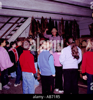 Gli scolari storia di apprendimento nel magazzino di Fort Langley in Fraser Valley della Columbia Britannica sudoccidentale Canada Foto Stock