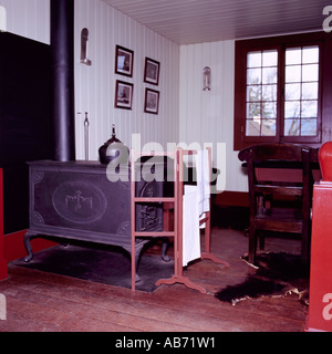 Fort Langley National Historic Site, BC, British Columbia, Canada - Antiquariato legno bruciando Fornello all'interno della grande casa Foto Stock