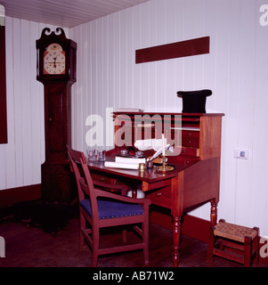 Fort Langley National Historic Site, BC, British Columbia, Canada - antico scrittoio, orologio del nonno all'interno della grande casa Foto Stock
