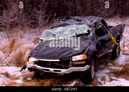 Fracassato incidente Auto, Auto danni in caso di incidenti, Autostrada incidente stradale scena, inverno, la neve, BC, British Columbia, Canada Foto Stock