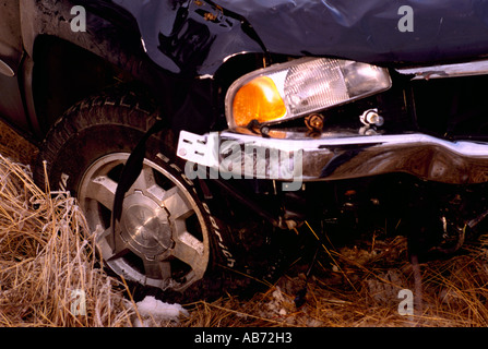 Fracassato incidente Auto, Auto danni in caso di incidenti, Autostrada incidente stradale scena, inverno, la neve, BC, British Columbia, Canada Foto Stock