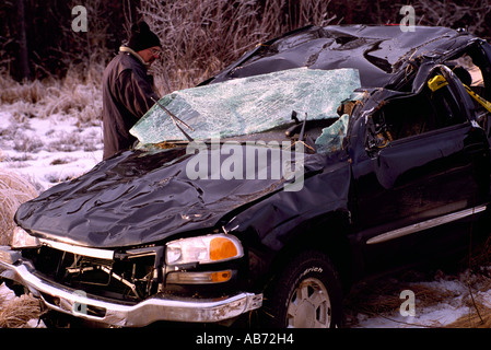 Fracassato incidente Auto, Auto danni in caso di incidenti, Autostrada incidente stradale scena, inverno, la neve, BC, British Columbia, Canada Foto Stock