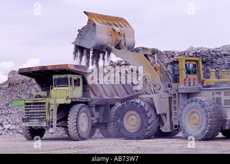 Caricatore a estremità anteriore il caricamento di una 100 Ton Autocarro con cassone ribaltabile in corrispondenza di una cava di calcare su Texada Island in British Columbia Canada Foto Stock