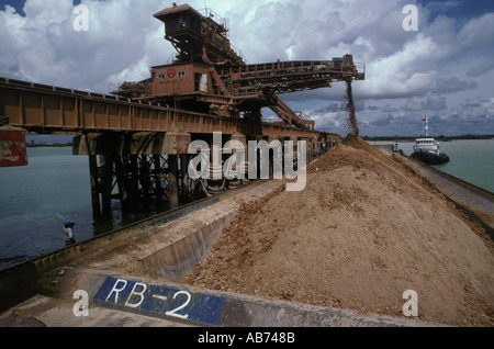 La terra di bonifica di Singapore è stata messa in enormi chiatte e si è spostata in diverse parti dell'isola. Circa settembre 1983 1980 HOMER SYKES Foto Stock