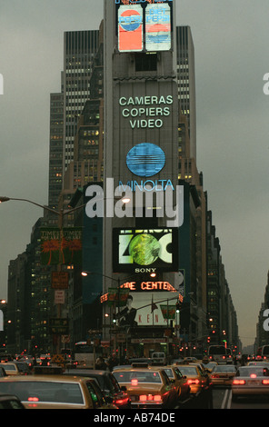 New York STATI UNITI D'AMERICA 1993 Times Square di notte Foto Stock