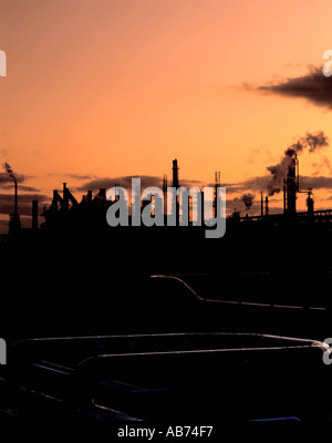 Opere chimiche al tramonto; parte di un complesso chimico a Billingham, Teesside, Cleveland, Inghilterra, Regno Unito. Foto Stock