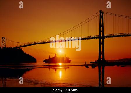 Il Ponte Lions Gate su Burrard ingresso e la nave di crociera al tramonto a Vancouver British Columbia Canada Foto Stock