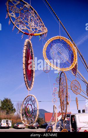 Tofino, BC, Isola di Vancouver, British Columbia, Canada - Dreamcatchers colorata sul display al Pacific Rim Festival Balena Foto Stock