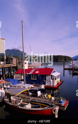 Tofino, BC, Isola di Vancouver, British Columbia, Canada - Porto / Harbour, Waterfront casa galleggiante e barca, West Coast Scenic Foto Stock