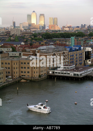 Barca sul fiume Tamigi a Londra England Regno Unito Foto Stock