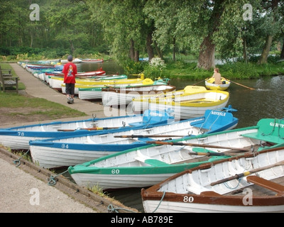 Thorpeness Suffolk East Anglia ormeggiate imbarcazioni a remi sulla semplice Foto Stock