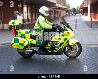 Chelmsford Essex servizio ambulanza paramedico riding motociclo su pavimentazione rialzata di velocità Hump in centro città Foto Stock