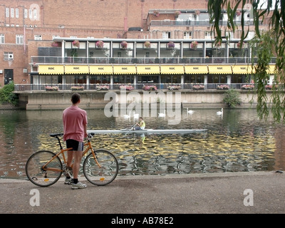 Stratford upon Avon alzaia accanto al fiume Avon youngster ricezione di coaching a remi da istruttore Shakespeare Theatre al di là Foto Stock