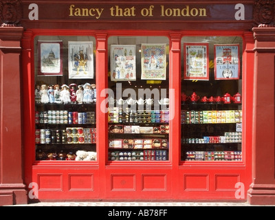 Holborn Greater London shop anteriore e la finestra di visualizzazione del negozio di souvenir per i visitatori di Londra chiamato Fancy That of London Foto Stock