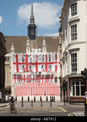 City of London Guildhall Unione bandiere e bandiera di St George appeso come bunting attraverso entrata principale strada di avvicinamento al cortile Foto Stock