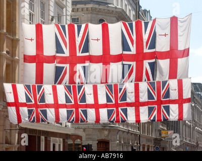 Città di Londra vicino al Guildhall Unione bandiere e bandiera di St George appeso come bunting attraverso entrata principale strada di avvicinamento Foto Stock