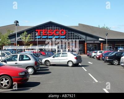 Ledbury Hereford Herefordshire più piccolo supermercato Tesco store nel paese di manovra auto nel parcheggio auto Foto Stock