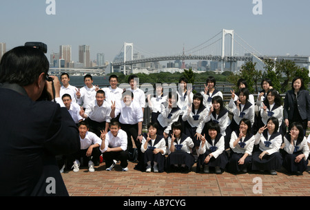 JPN, Giappone Tokyo: classe scolastica escursione a Odaiba. Un'isola artificiale nella Baia di Tokyo, collegato alla terraferma Foto Stock