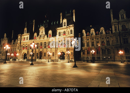 La facciata della City Hall Hotel de Ville in notturna a Parigi Francia Foto Stock