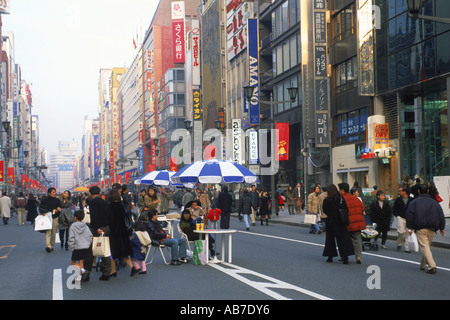 La gente camminare sulla strada principale attraverso Ginza a Tokyo Giappone Foto Stock