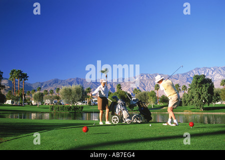 Coppia senior 70-80 anni giocando a golf in Palm Springs, California Foto Stock