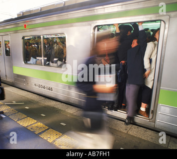 Rush Hour a Tokyo la stazione della metropolitana Foto Stock