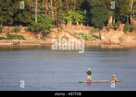 Pescatore in barca sul fiume Mekong Foto Stock