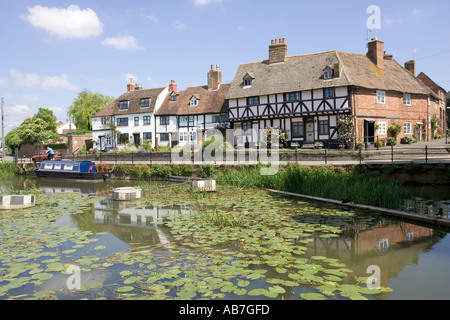 Caratteristico 16 secolo graticcio cottages in Mill Street accanto al fiume Avon Tewkesbury Regno Unito Foto Stock