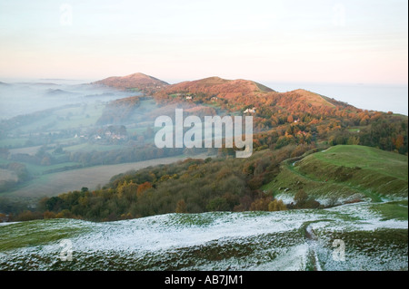 Nel tardo pomeriggio la nebbia si forma attorno al piede della Malvern Hills in WORCESTERSHIRE REGNO UNITO Foto Stock