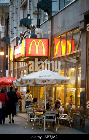 Un McDonald s ristorante nel centro di Budapest Ungheria Foto Stock