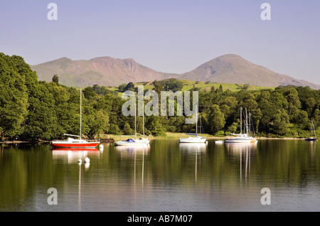 Barche a vela all'ancoraggio sul Coniston Water nel Lake District inglese Foto Stock