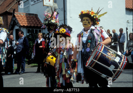 Villaggio tradizionale attività in Wellow Nottinghamshire Regno Unito durante il mese di maggio festivo con ballerini di Morris Foto Stock