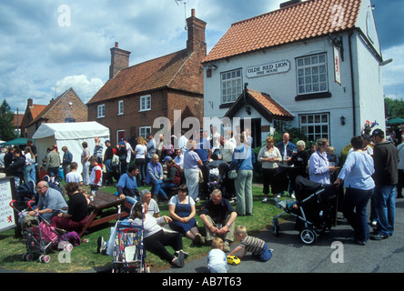 Villaggio tradizionale attività in Wellow Nottinghamshire Regno Unito durante il mese di maggio festivo Foto Stock