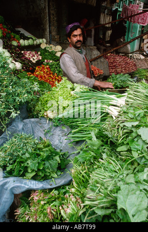 Il Pakistan Baluchistan Quetta marciapiede venditore a vendere verdure Foto Stock