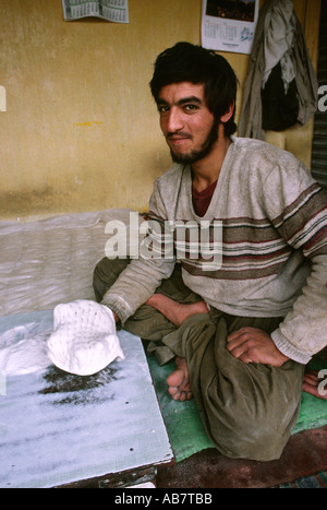 Il Pakistan Baluchistan Quetta uomo alimentare sagomando nan di pasta di pane Foto Stock