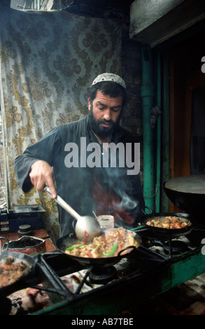 Il Pakistan Baluchistan Quetta uomo afgano cottura su una karahi Foto Stock