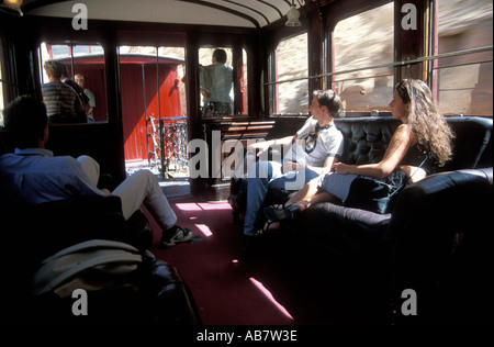 Passeggeri all'interno del Lezard Rouge treno che è un Francese antico treno delle miniere si è trasformato in un treno turistico Foto Stock