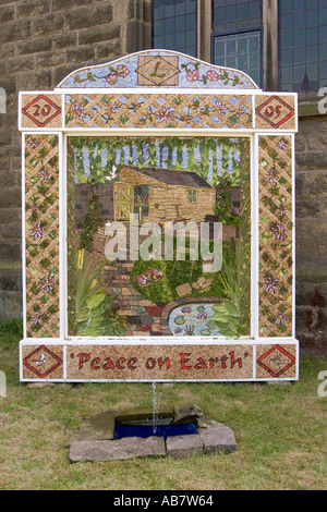 Derbyshire Peak District Litton vicino Tideswell vestito bene nel sagrato della chiesa Foto Stock