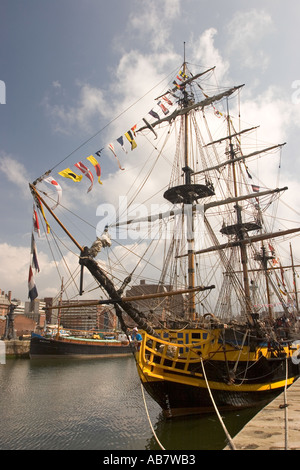 Lv021 Merseyside Liverpool Mersey River Festival Grand Turk tall ship in Canning metà marea Dock Foto Stock