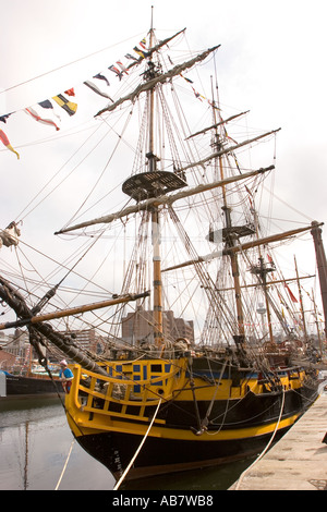 Merseyside Liverpool Mersey River Festival Grand Turk tall ship in Canning metà marea Dock Foto Stock