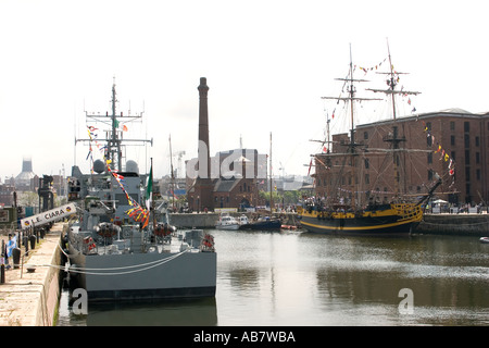 Merseyside Liverpool Mersey River Festival La Ciara pattugliamento costiero nave e Grand Turk sul Dock di inscatolamento panoramic Foto Stock