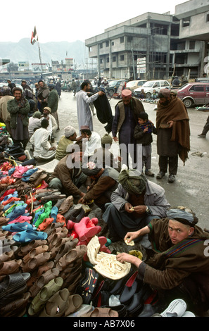 Il Pakistan Baluchistan Quetta sandali di plastica i venditori di mangiare pane nan Foto Stock