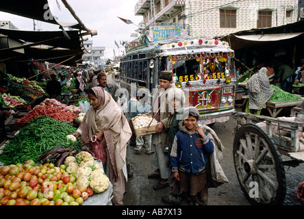 Il Pakistan Baluchistan Quetta acquirenti nel mercato ortofrutticolo Foto Stock