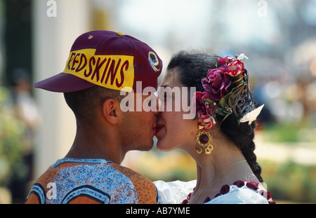Kissing coppia giovane, Spagna, Andalusia Foto Stock