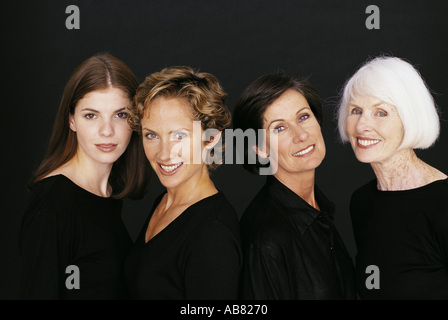 Ritratto di quattro donne membri di famiglia Foto Stock